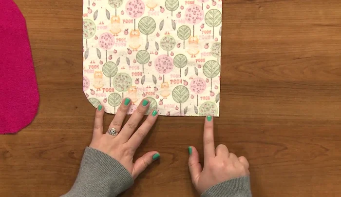 Round the corners of your flannel and terry cloth pieces using a template (like a roll of tape) and scissors. Cut along the traced lines.