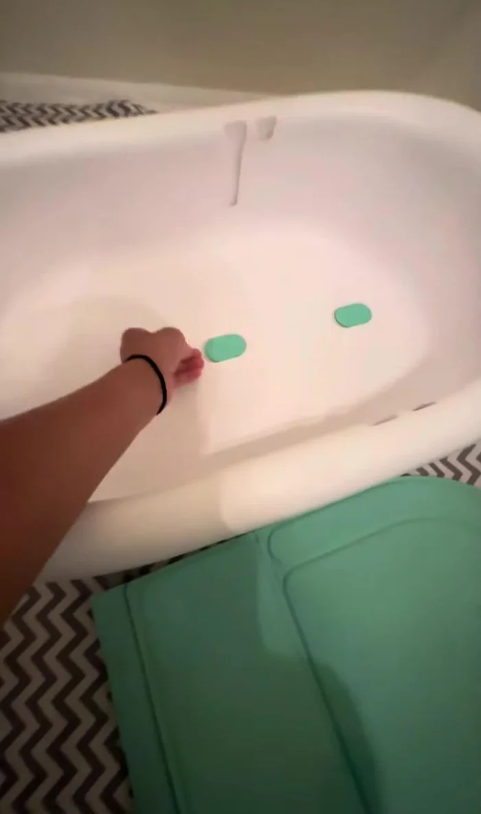 Emptying the tub: Lift the two tabs at the bottom to release the water.