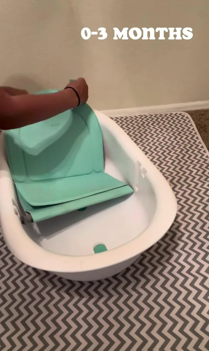 0-3 Months: Attach the gray hooks to the blue dot at the back of the tub, use the shortest slot for the seat.