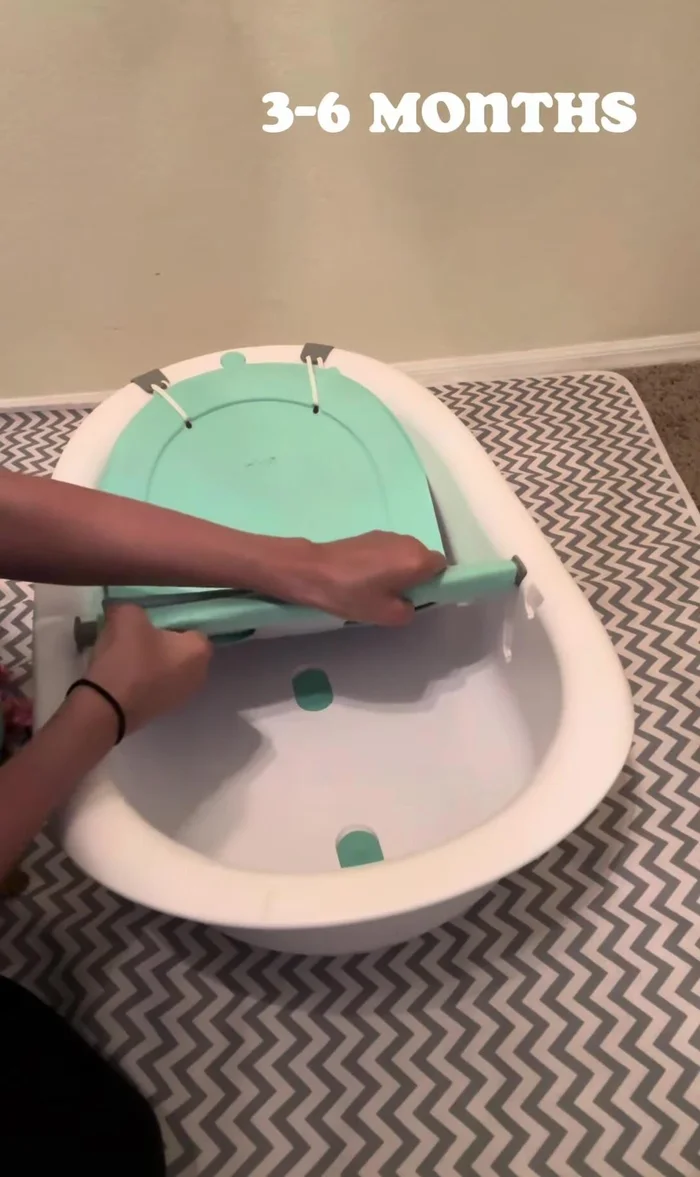 3-6 Months: Keep hooks in the same position, use the longest slot for the seat.