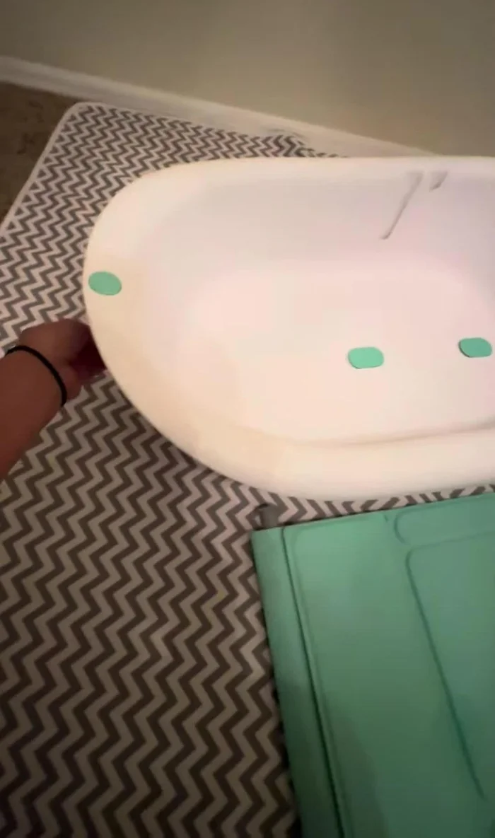 Hanging the tub to dry and save space.