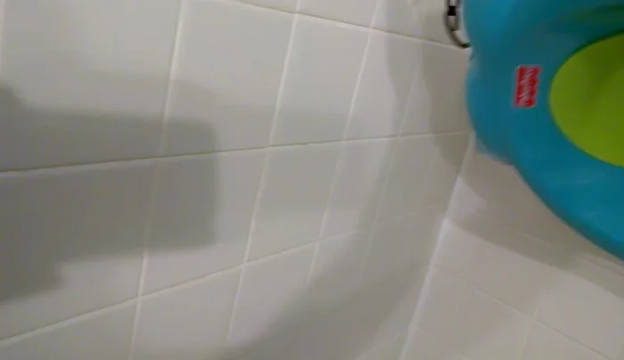 Hang the baby bathtub from the hook.