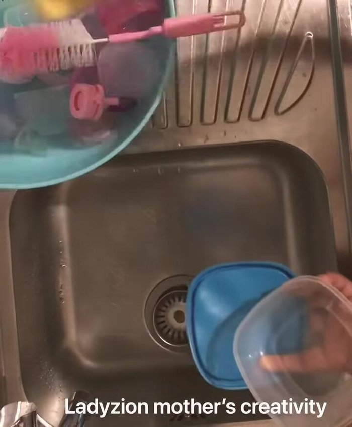 Wash the bottle thoroughly using a bottle brush and sponge. Pay attention to all parts, including the nipple and the body of the bottle.