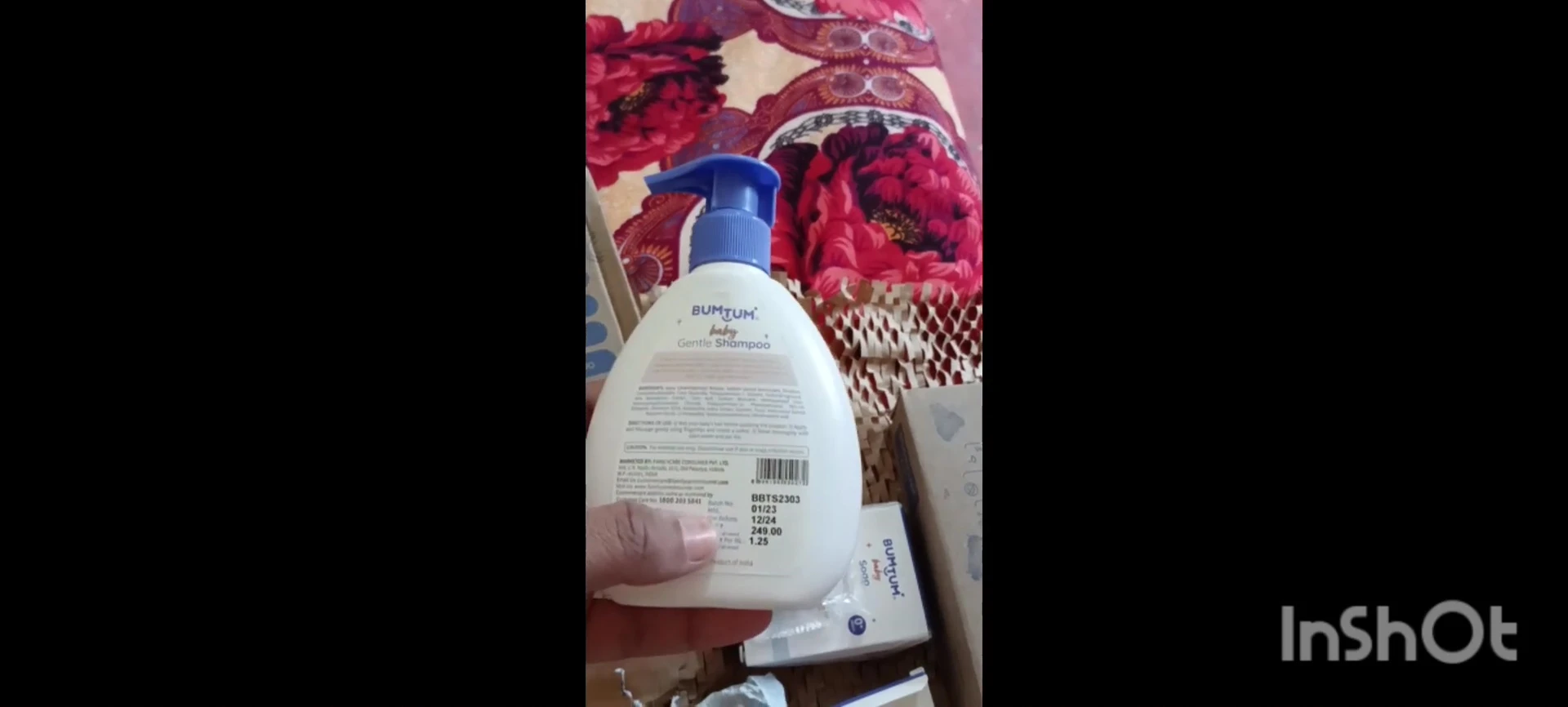 The speaker showing the shampoo consistency.