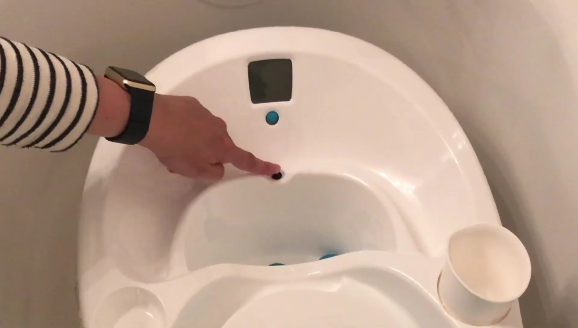 Close-up of the tub's thermometer displaying the green comfort zone