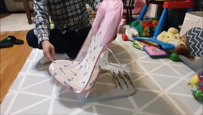 Remove the cover from the frame. Place your thumbs under the frame and push up on both sides simultaneously to release it from the grooves.