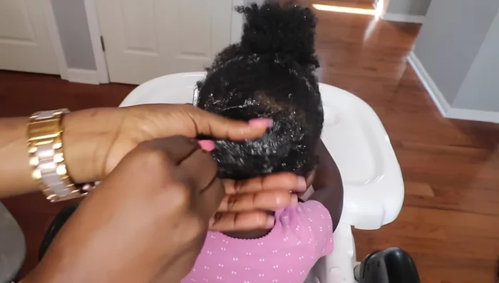 Pre-Poo Treatment: Cover hair with a plastic wrap or shower cap for 10-20 minutes to allow aloe vera to penetrate.