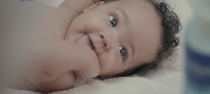 Clean the face: Gently clean baby's face using a cotton pad soaked in cleansing water with high skin and eye tolerance.