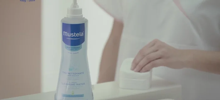 Clean the face: Gently clean baby's face using a cotton pad soaked in cleansing water with high skin and eye tolerance.