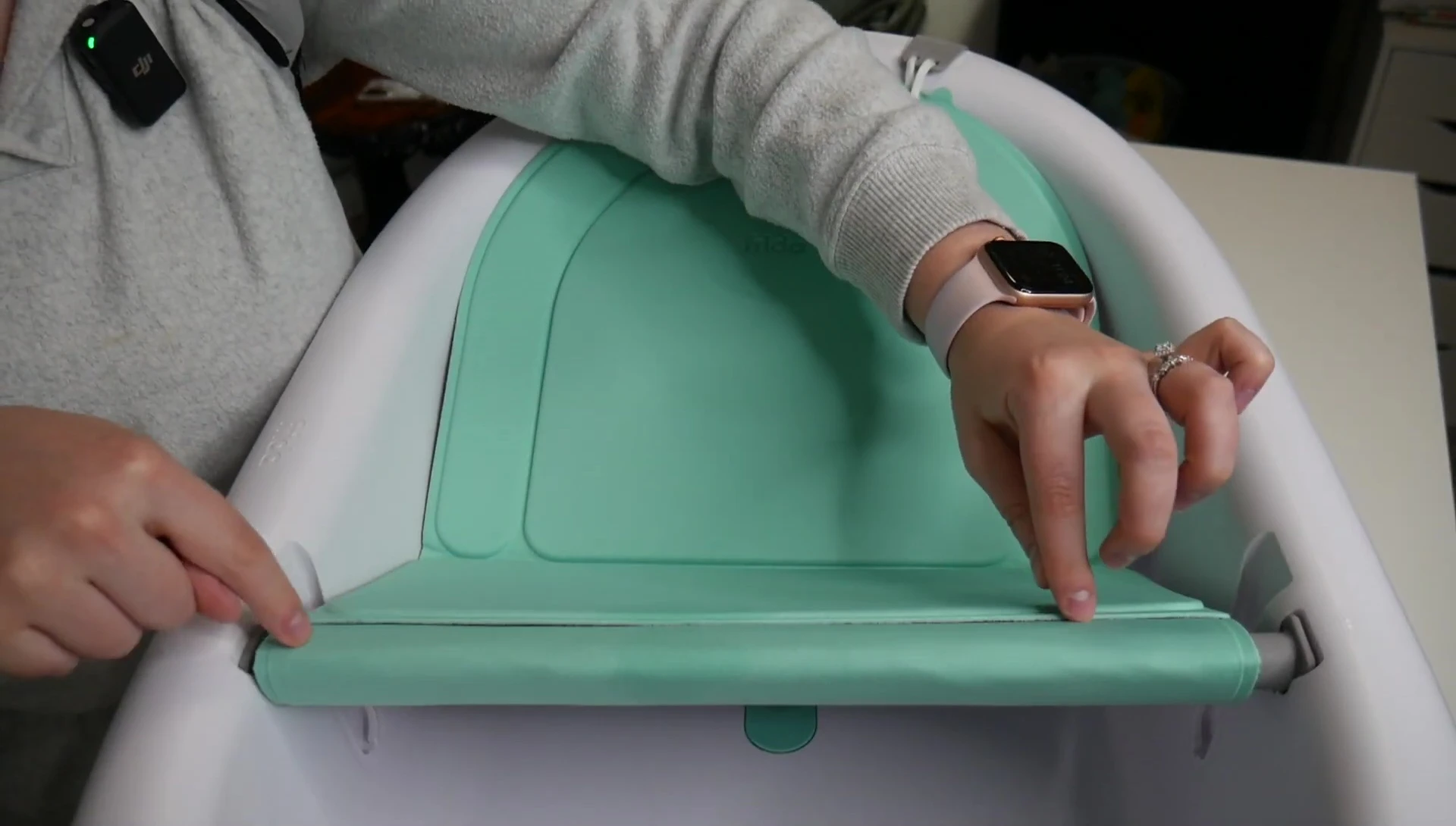 The removable bar is highlighted in the image.