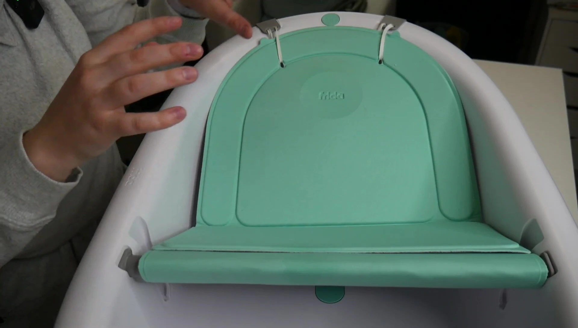 The bathtub in the first configuration for newborns.