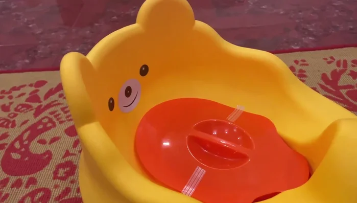 Stating dimensions of the potty: 37cm length, 33cm width, 28cm height.