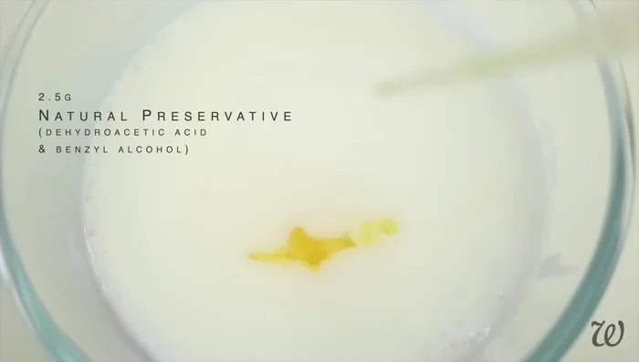 Add preservative (Preservative Eco or alternative) and antioxidant (vitamin E) to the leave-in conditioner. Whisk thoroughly.