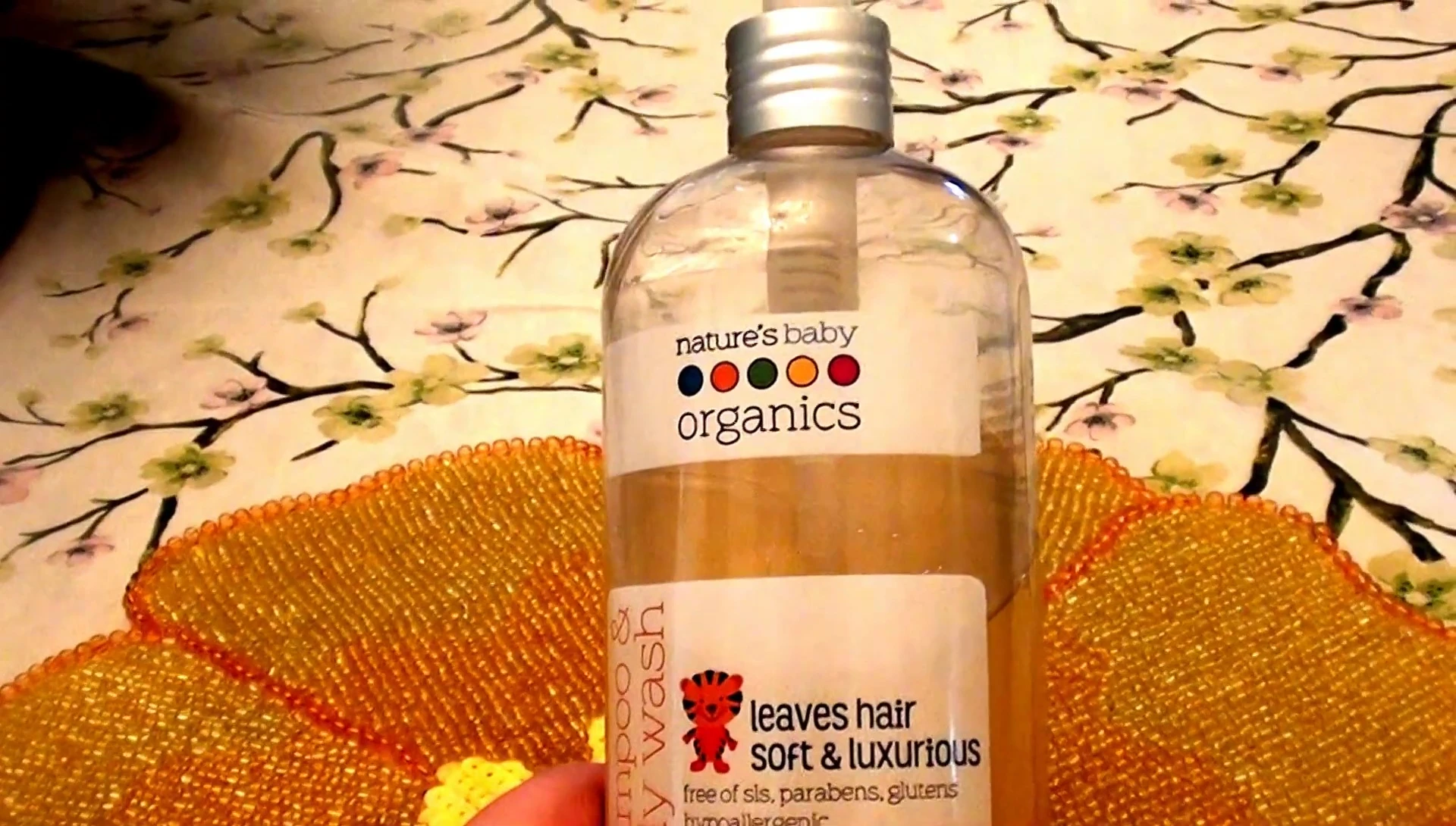 The reviewer mentioning the shampoo's benefits for dry hair and split ends.