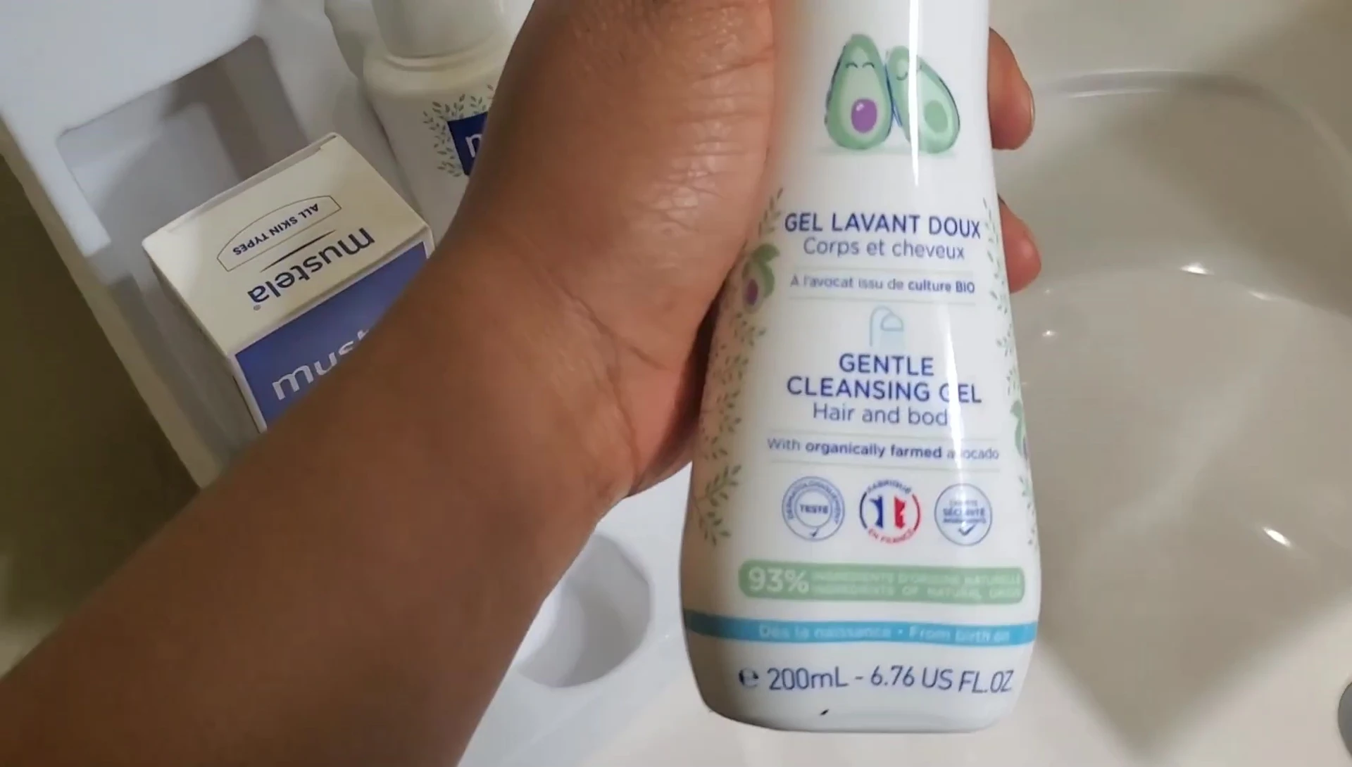 The speaker showing the cleansing gel (body wash).