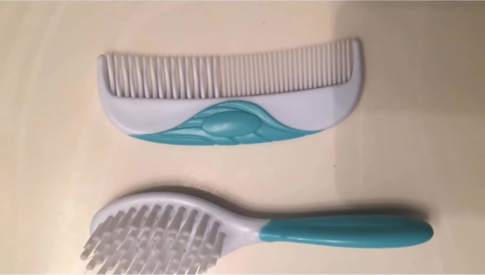 Close-up of the Summer Infant brush and comb