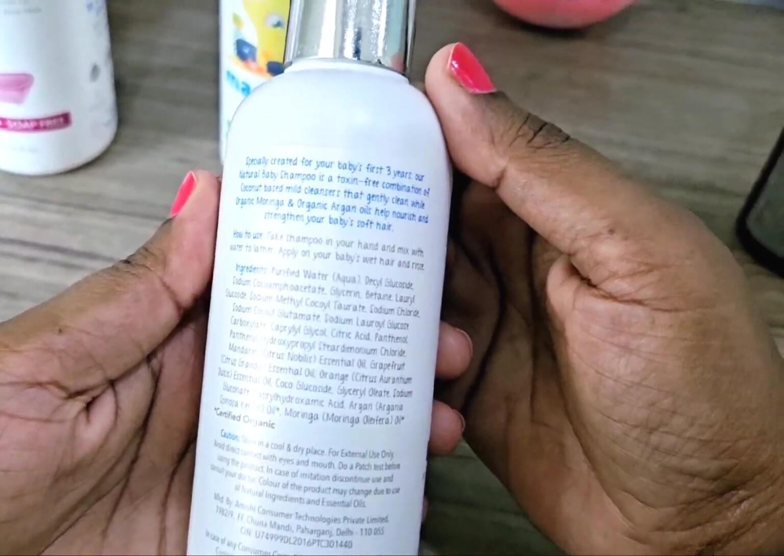 Image highlighting the aloe vera ingredient in the shampoo
