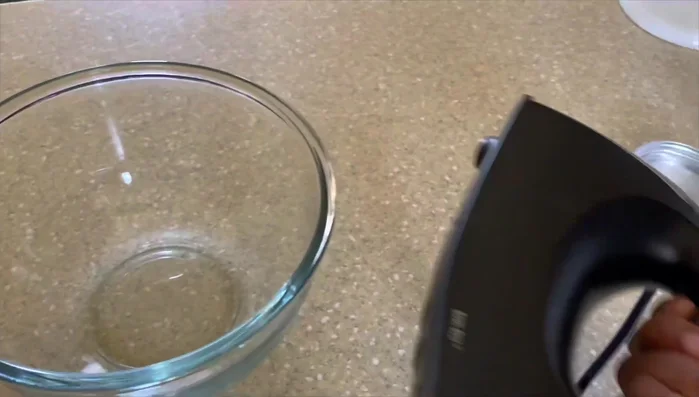 Gather ingredients: 1 tablespoon shea butter, 1.5 tablespoons extra virgin olive oil, 1/4 teaspoon glycerin.