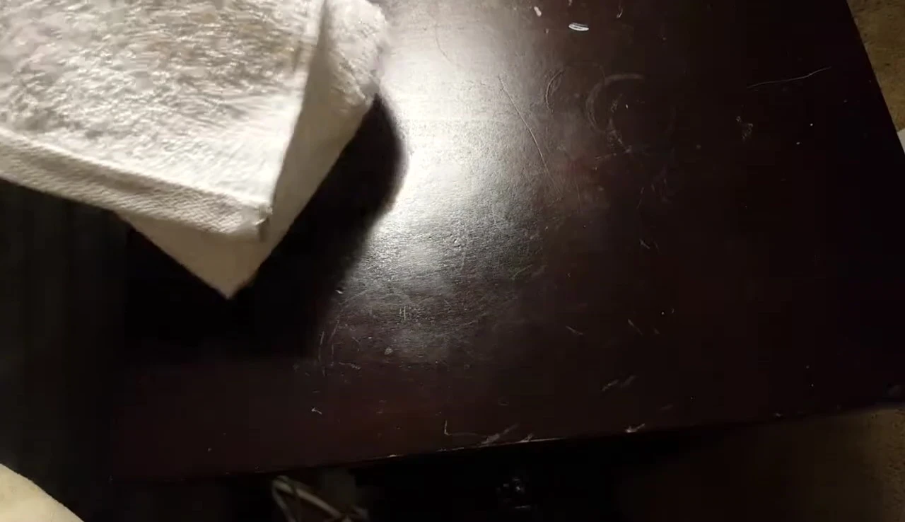 The reviewer demonstrating cleaning with the washcloth.