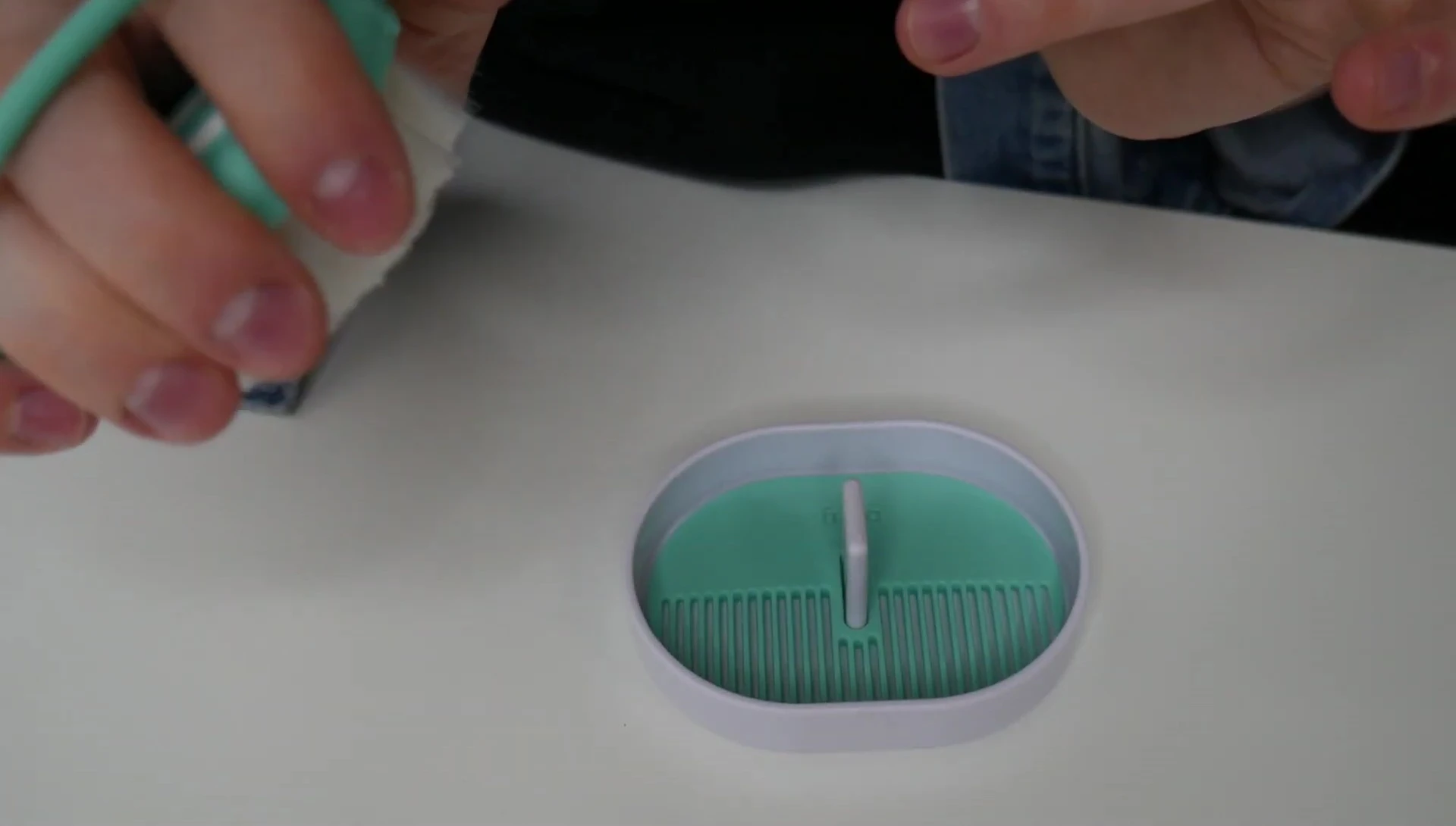 Demonstration of one-handed use of the hairbrush.