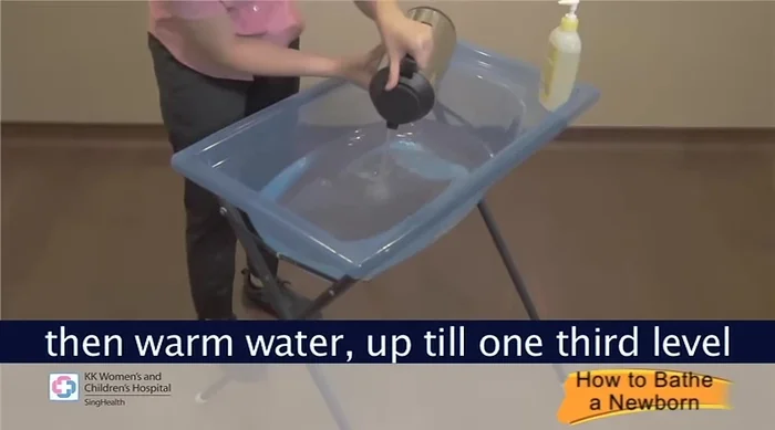Prepare the bath: Fill the basin with cold water first, then add warm water to about 1/3 of the tub's level. Mix well and test the temperature with your forearm; it should be comfortably warm.
