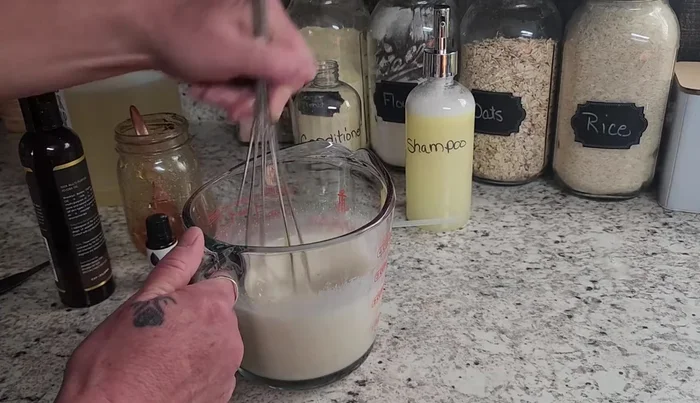 Pour the conditioner into a bottle.