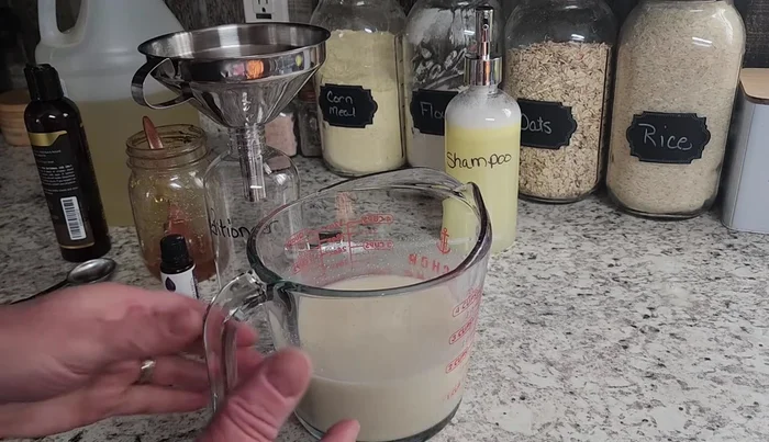 Pour the conditioner into a bottle.